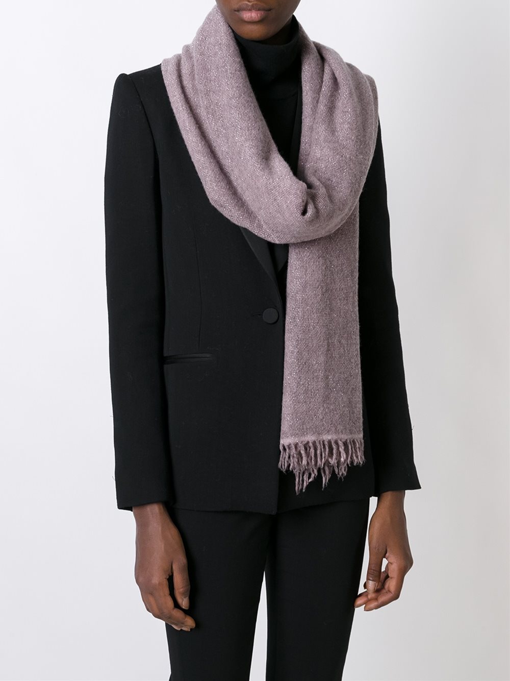 Flowing-edge scarf: A guide to tying the perfect loop