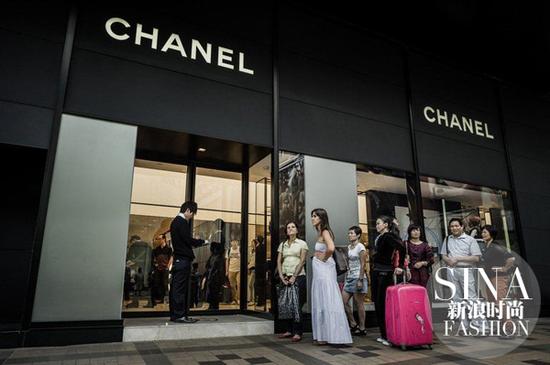 Title: Embracing the Exquisite Elegance of Chanel Womens Fashion: A Guide toAuthentic Chanel Stores in China