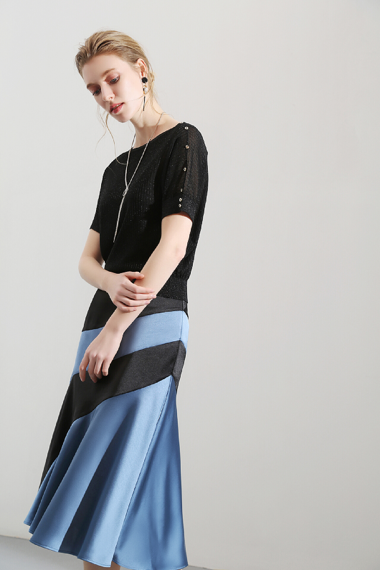 Title: Eternal Chic: An Ode to Yi Ting Fei Er Womens Clothing
