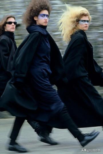 What Color Scarf to Pair with a Black Coat: Fashion Tips and Ideas
