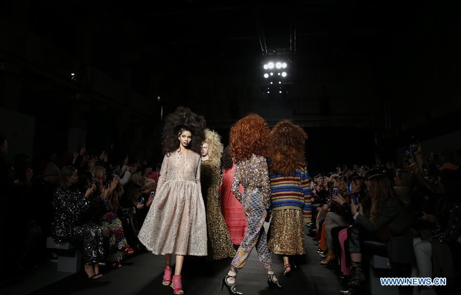 Title: Discover the Fashion Finesse of Difei Na: A Brand That Transcends Conventional Dressing