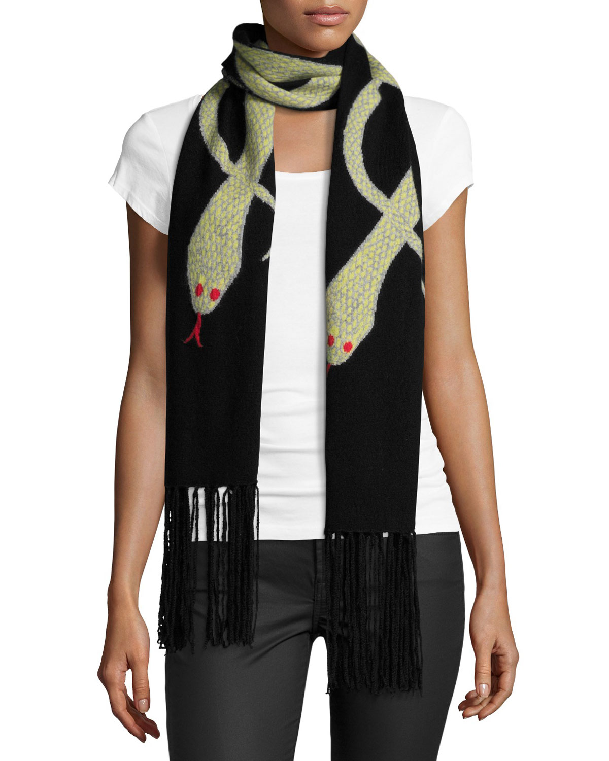 「Ladys Wool Knitted Scarf: A Blend of Fashion and Functionality」