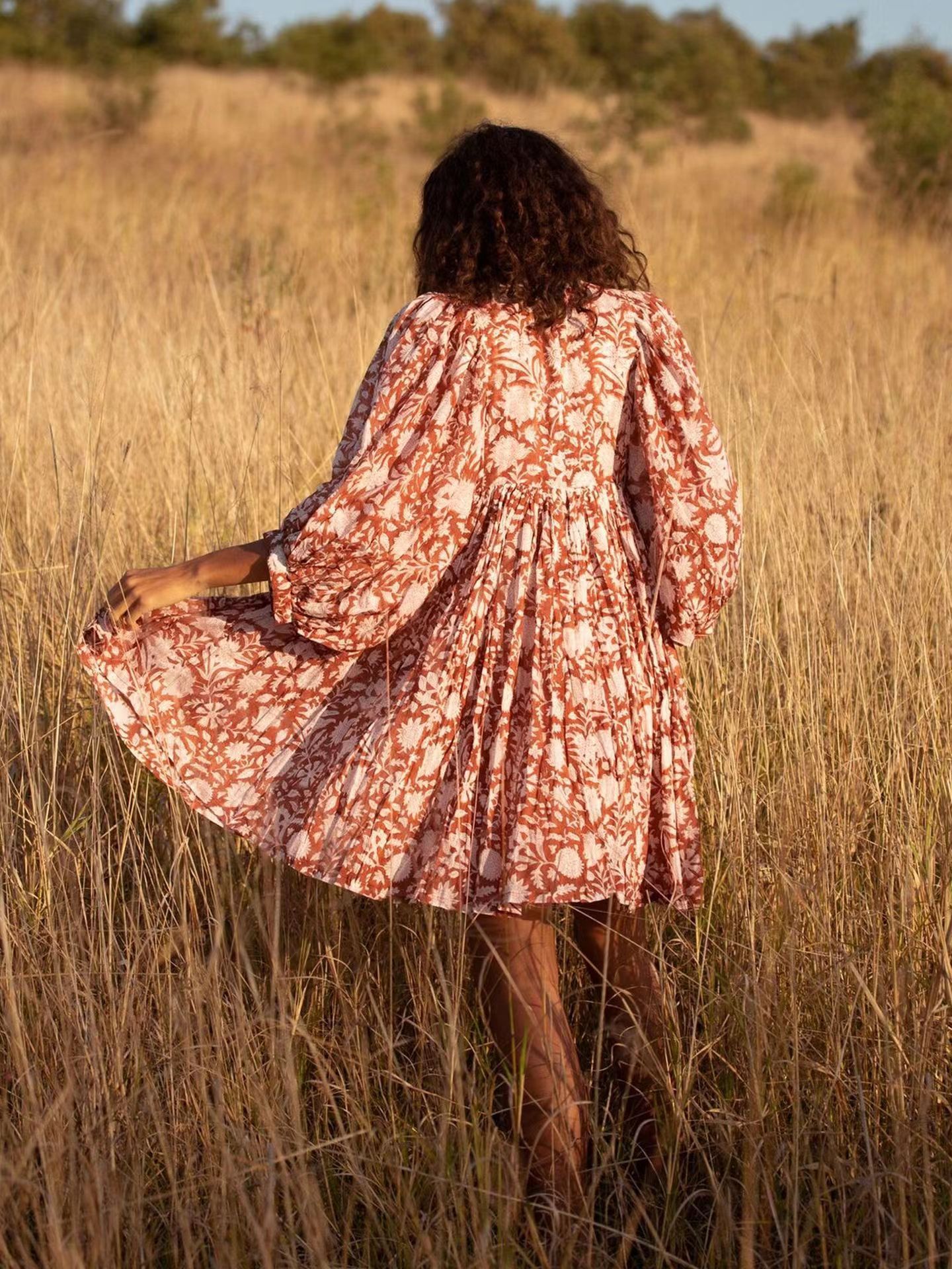 Title: The Enchanting World of Cross-dressing Women: A Captivating Exploration