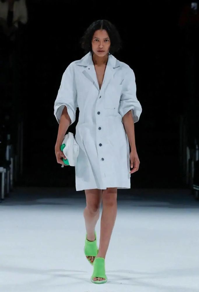WHITE COAT AND SCARF: A FASHIONABLE MATCH
