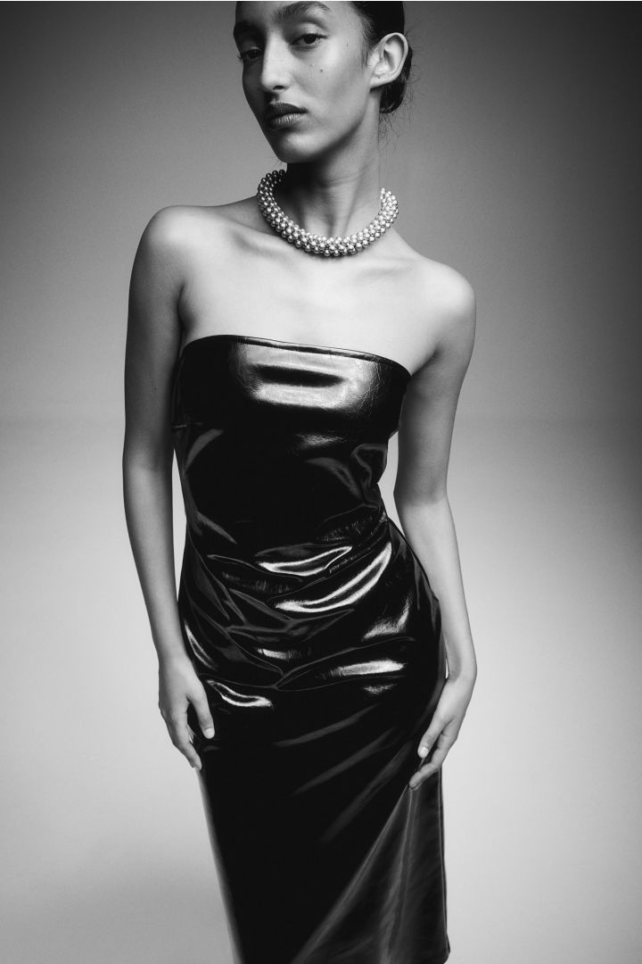 Title: Celebrating Gender Fluidity: The Beauty of Jin Zhenhuans Womens Wear