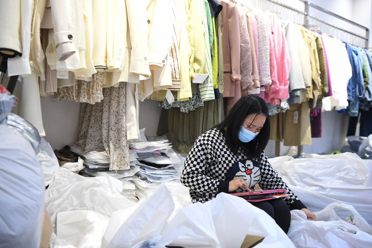 Title: Exploring Wuhans Wholesale Clothing Markets for Womens Fashion