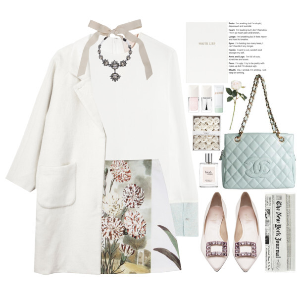 WHITE WINTER COAT: PAIRING WITH SCARVES OF DIFFERENT COLORS