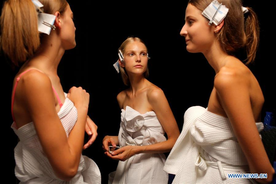 Title: Unveiling the Enigmatic Allure of Douyees Womenswear Photos: A Cultural Exploration