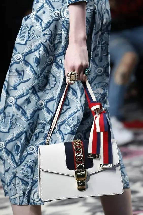 GUCCI LADY SCARVES: A STUDY IN ELEVATED ELEGANCE