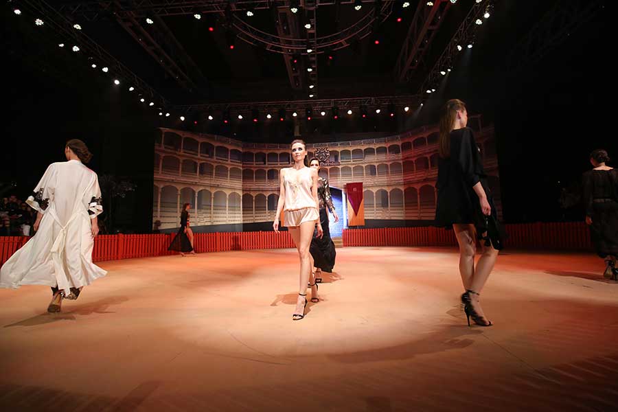 Title: Exploring the World of Womens Fashion at Wenfeng Square Second Floor