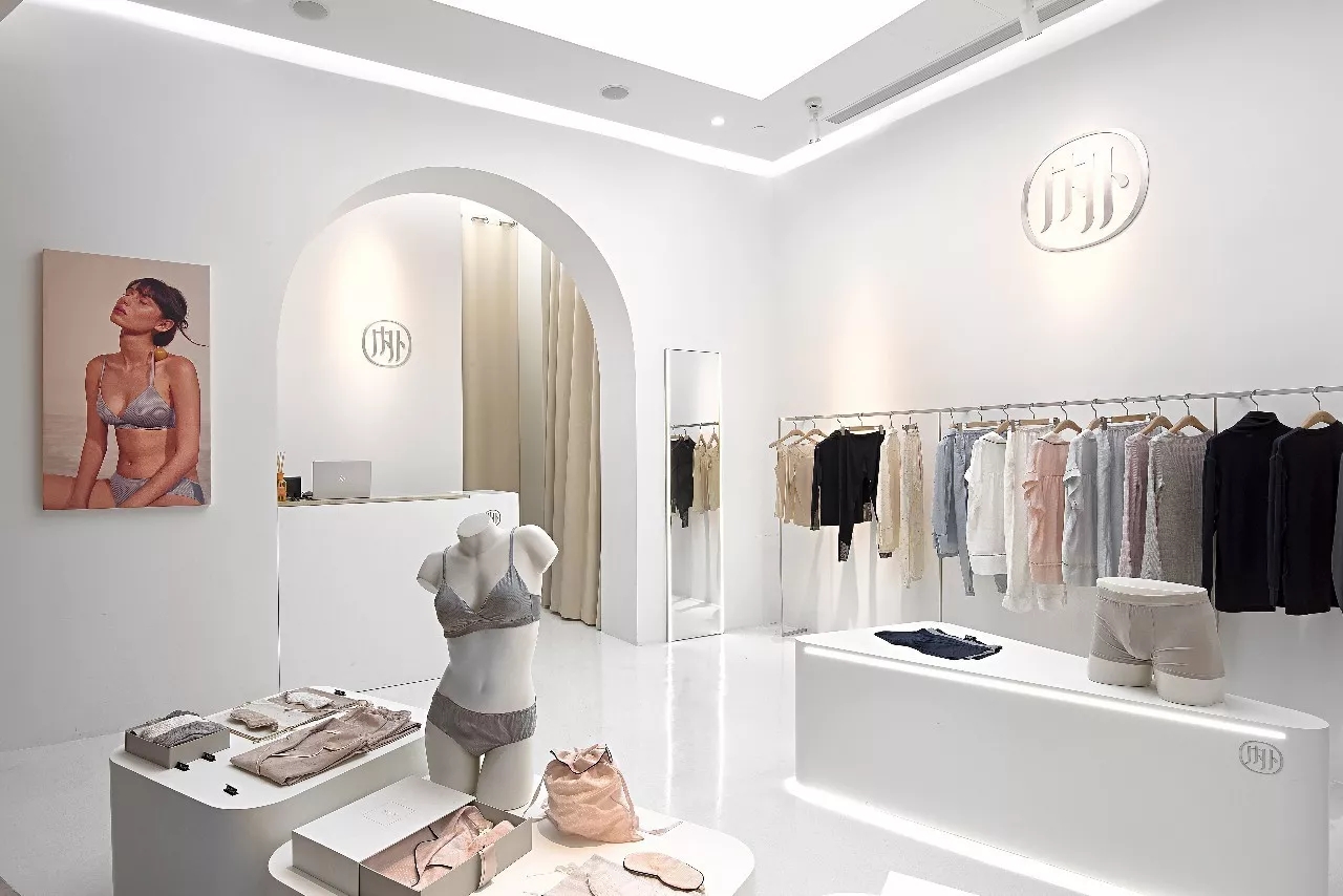 Title: Embracing Femininity: The Iconic Deng Hao Womens Clothing Store
