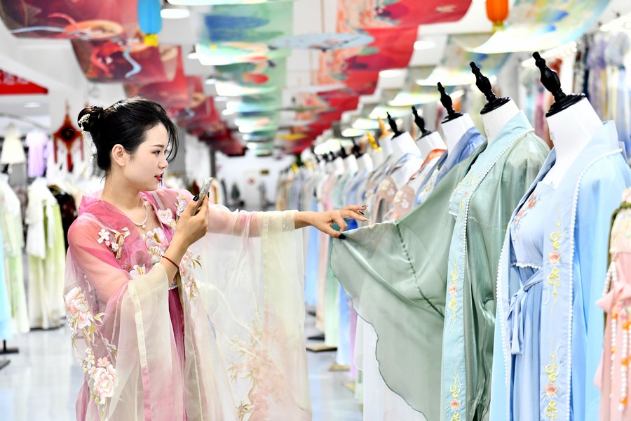 Title: How to Wear Hanfu Womens Clothes: A Comprehensive Guide