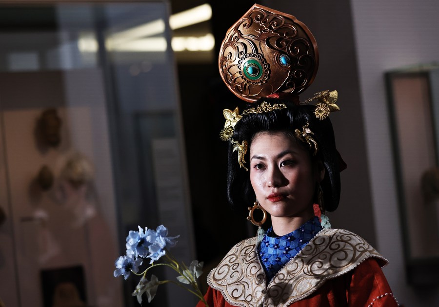 The Enigmatic Phenomenon: Zhuge Liang in Female Costumes