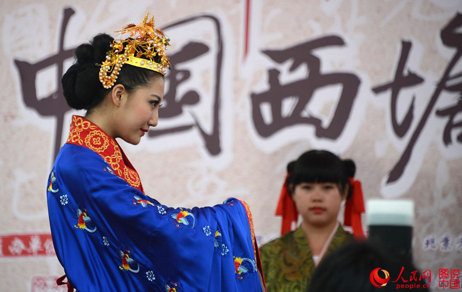 Title: A Comprehensive Collection of Traditional Chinese Tang Costumes for Women: Images and History