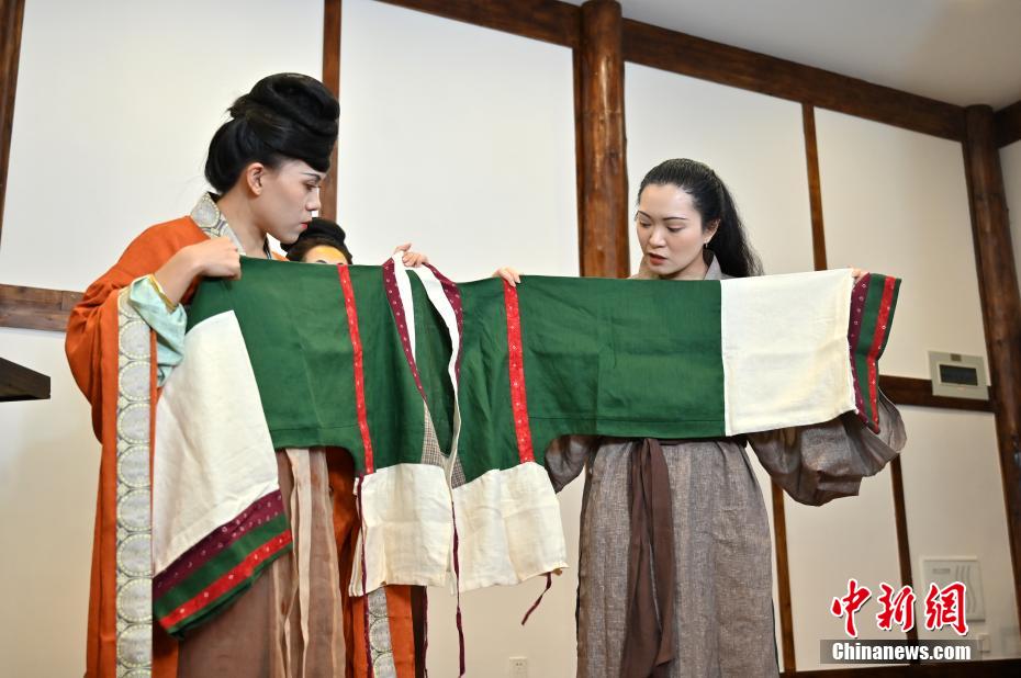 Title: A Comprehensive Collection of Traditional Chinese Tang Costumes for Women: Images and History