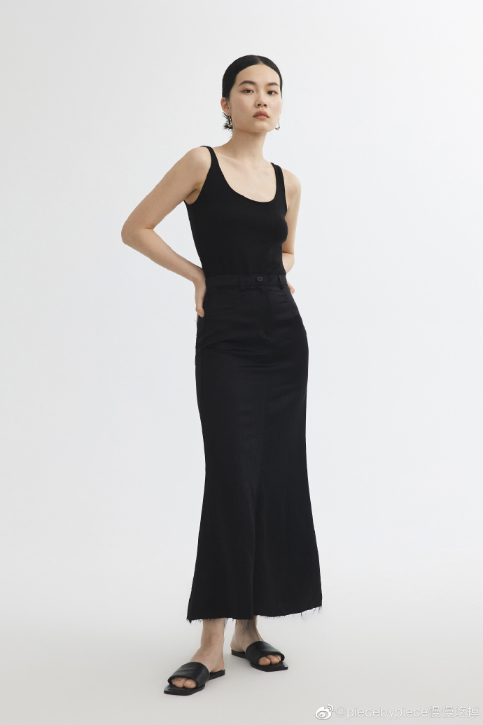 Title: Revamp your Style with the Qiu Chun Collection: A Fashionable and Sleek Look for Women