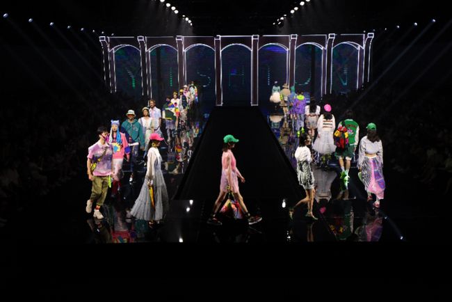 Title: Yishion以纯女装旗舰店，时尚、优雅与品质的完美融合