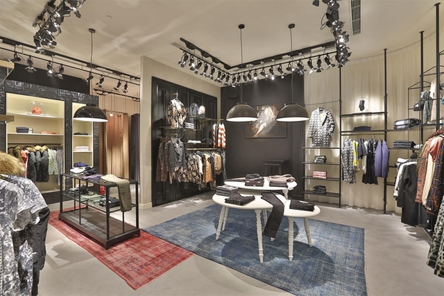 Title: Lactose品牌专卖店女装，时尚、优雅与质量的完美融合