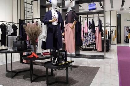 Title: Lactose品牌专卖店女装，时尚、优雅与质量的完美融合