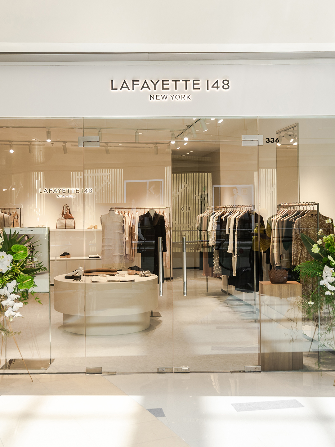 Title: Lactose品牌专卖店女装，时尚、优雅与质量的完美融合