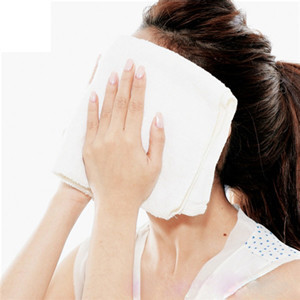 Title: Can a Hot毛巾敷 Eye Help Reduce Eye Swelling?