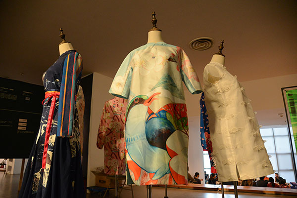 Title: Unveiling the Allure of Womens Clothing: The Art of Cotton Cane Fabrics in Chinese Fashion