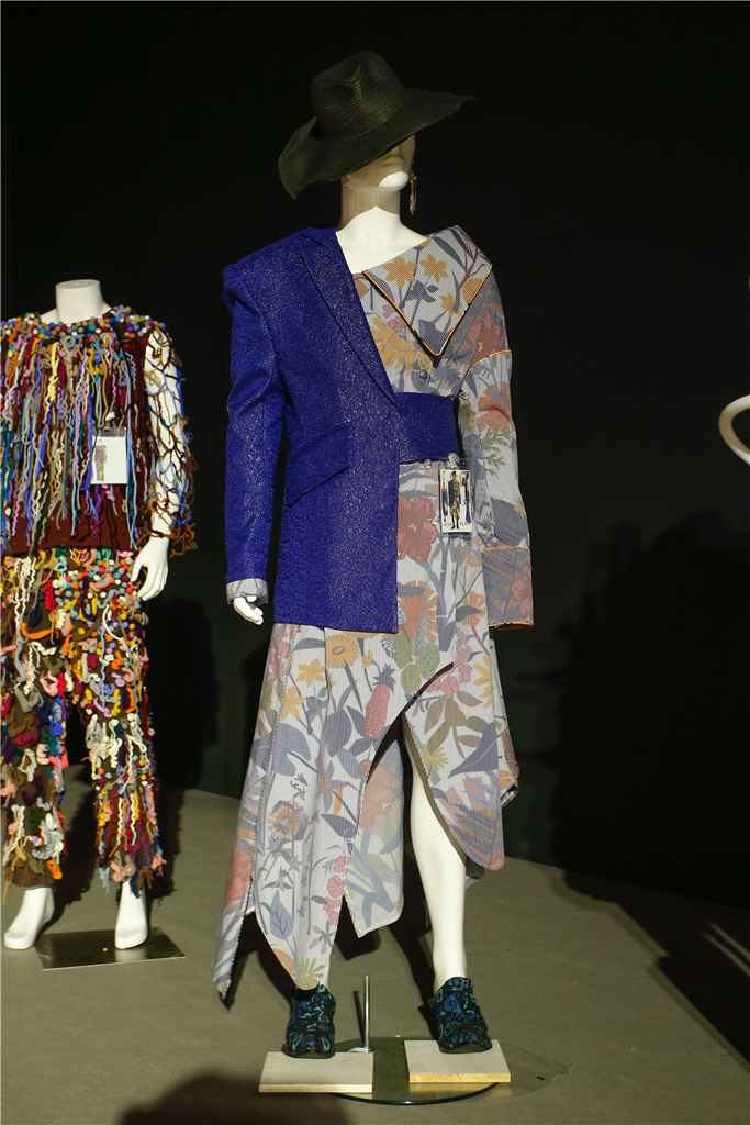 Title: Unveiling the Allure of Womens Clothing: The Art of Cotton Cane Fabrics in Chinese Fashion
