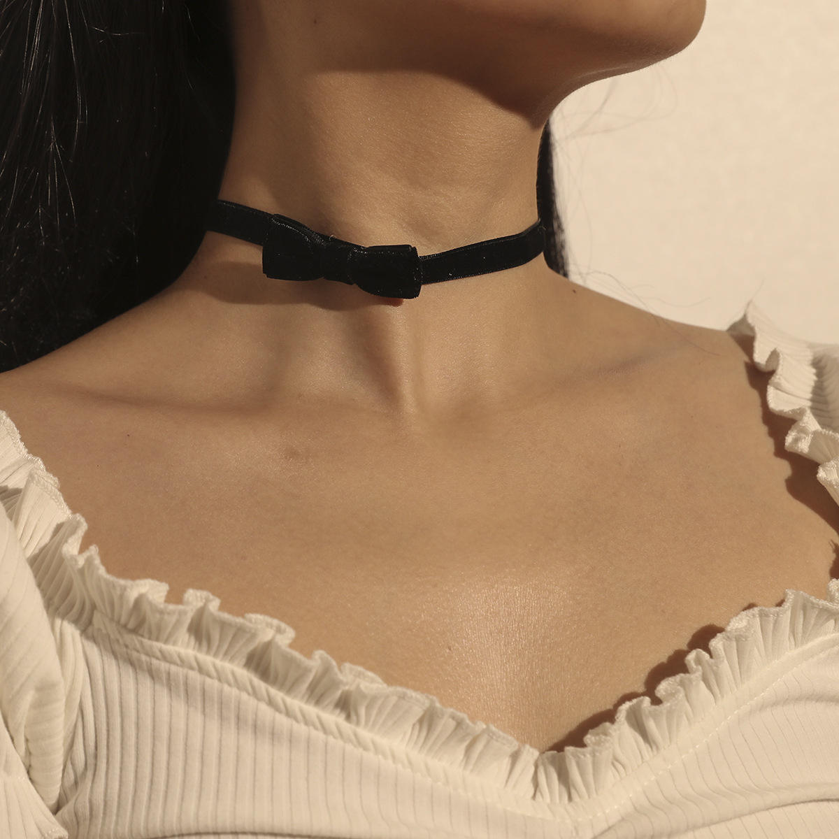 The Purpose of Using a Towel Under a Choker
