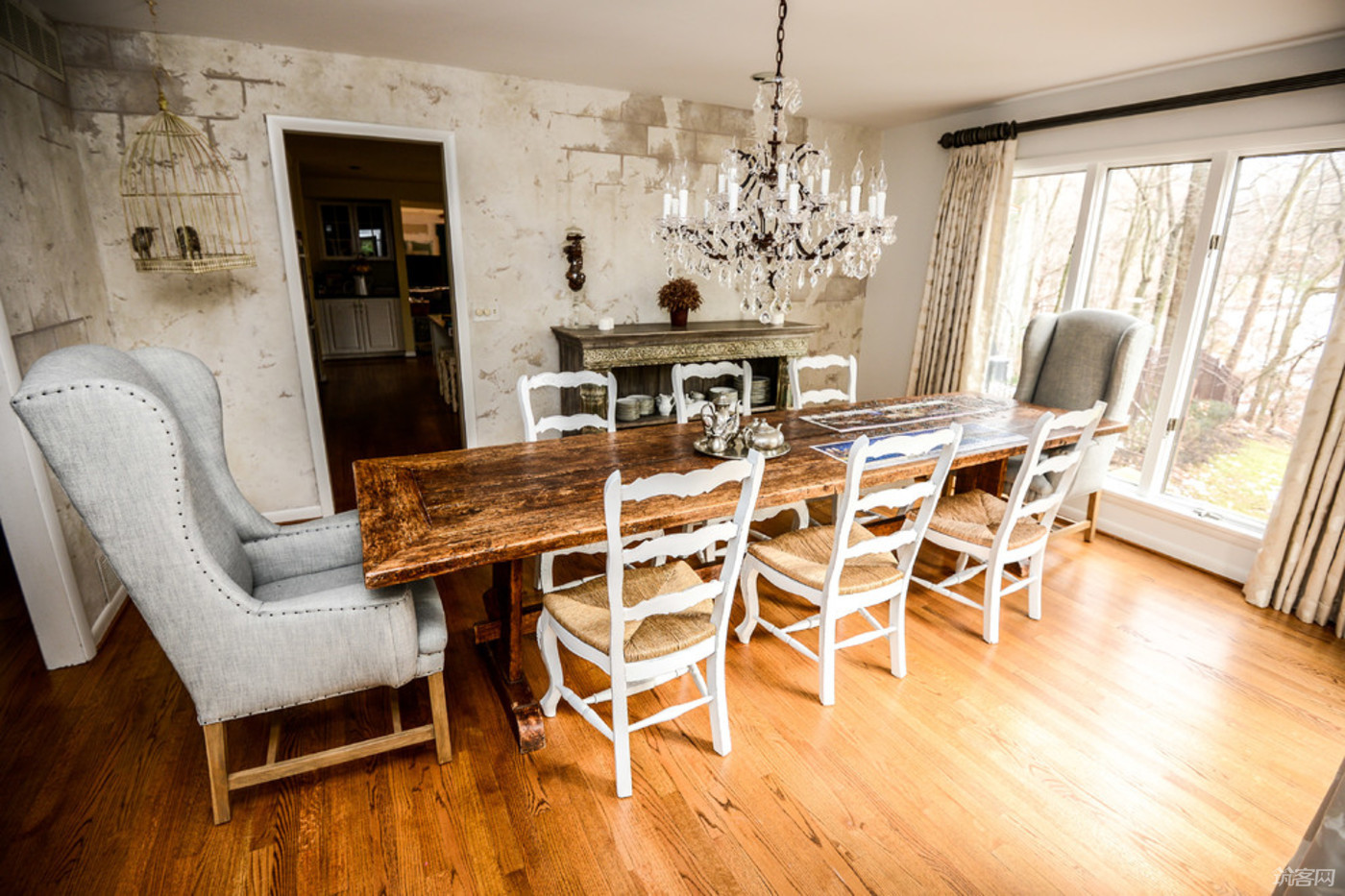 Dining Room Carpets: Function, Fashion, and Comfort