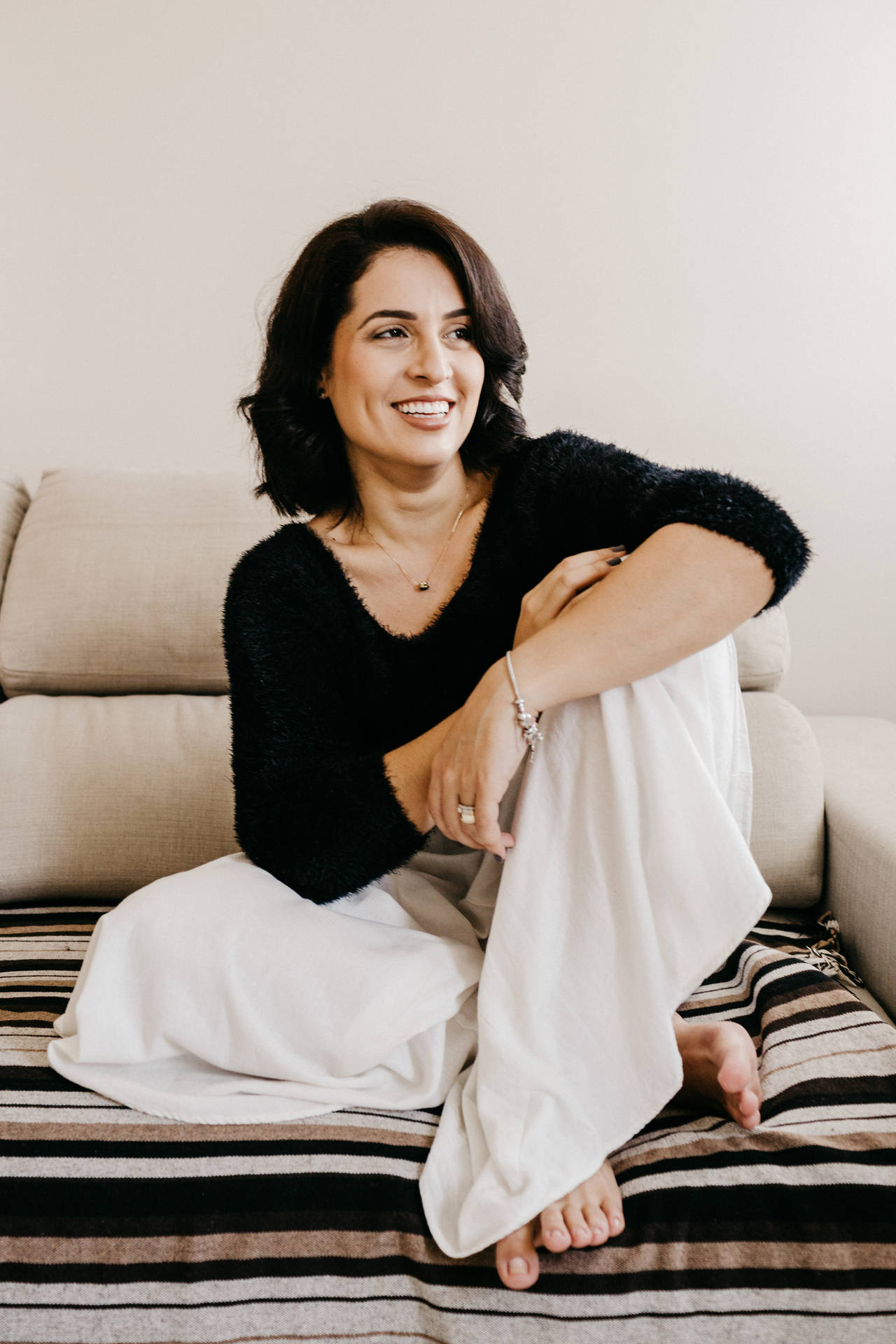 Title: The Art of Short Hair on the Sofa: A Style Guide for the Modern Woman