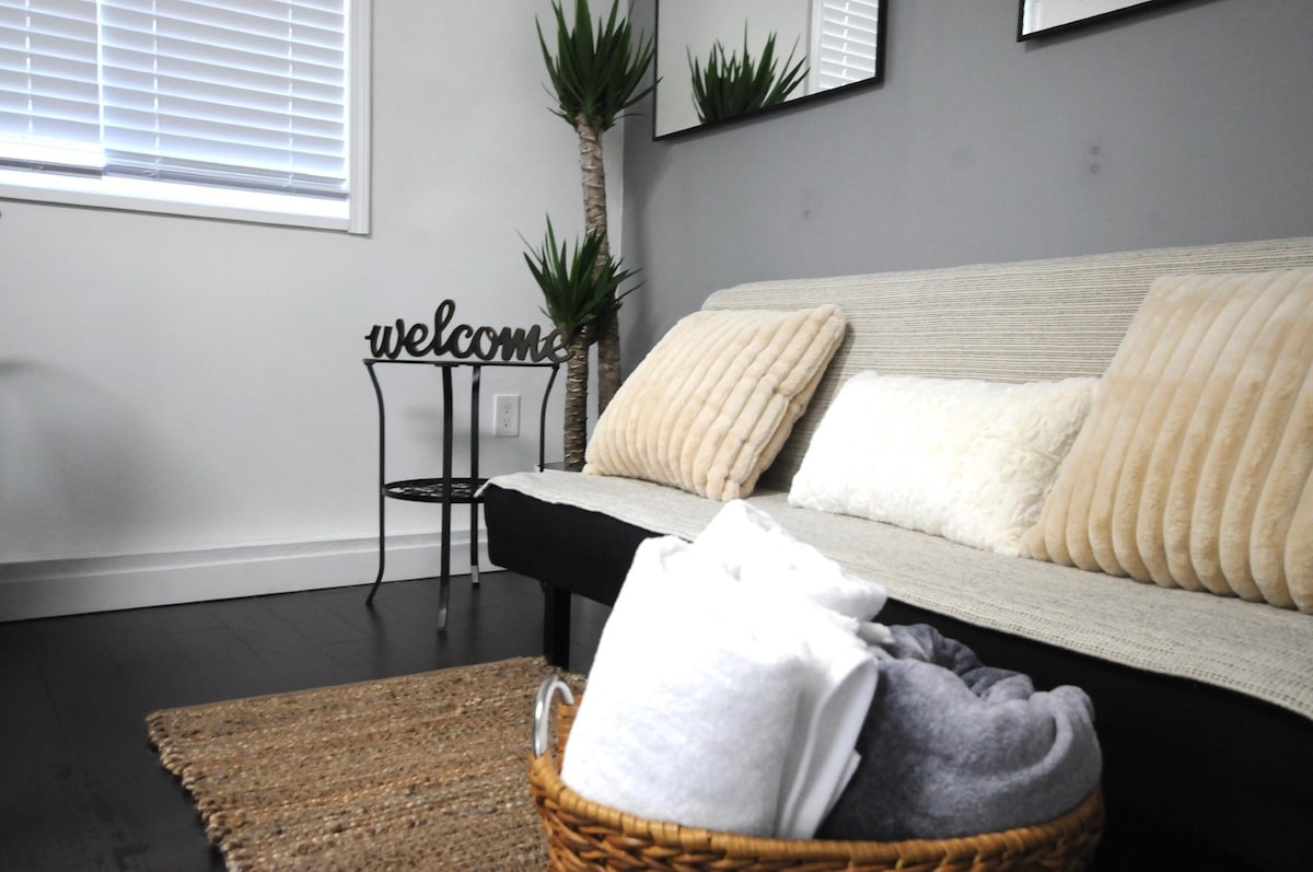Exploring the Norms: The Standard Width of Sofas in Living Rooms