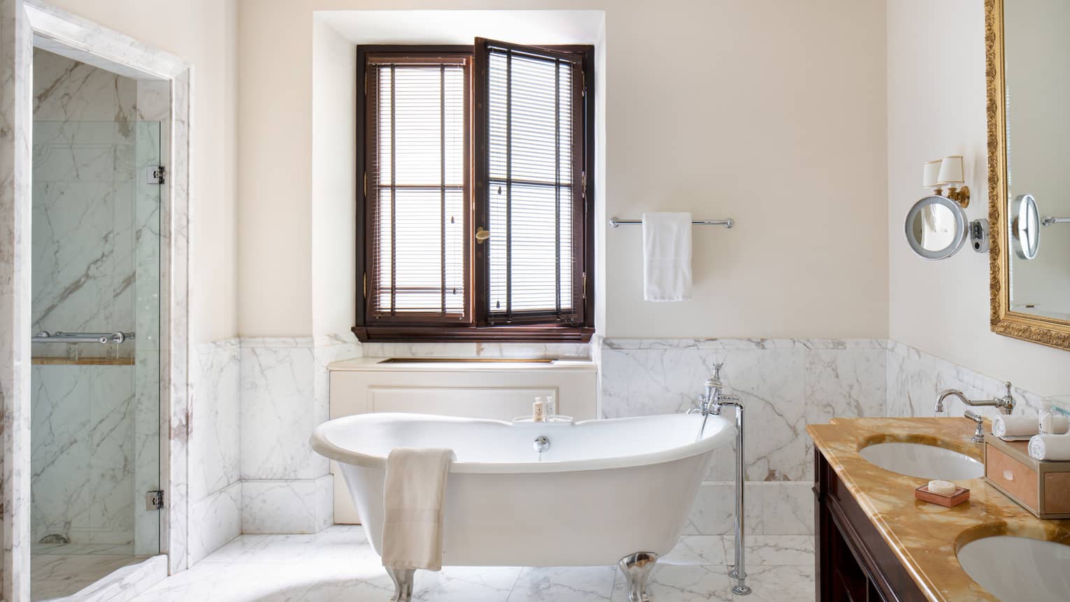 Title: The Unique Charm of Bathroom Windows and Curtains