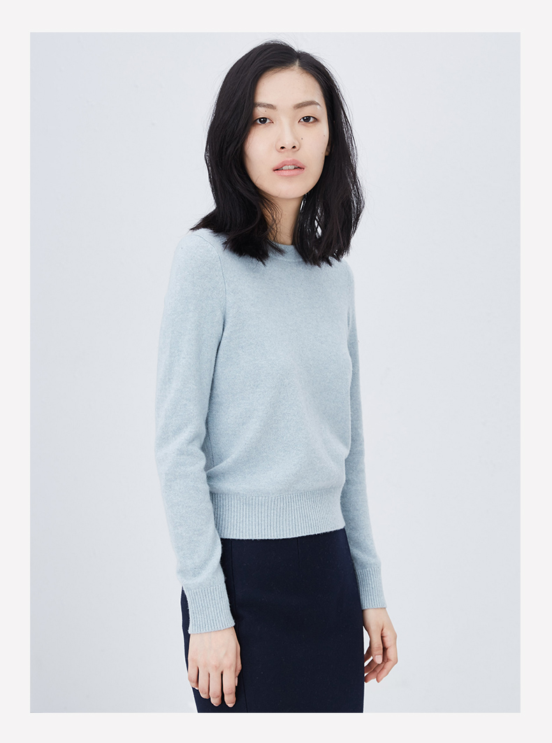 Title: The鄂尔多斯女士羊绒衫: A Fashion Staple with Unique Characteristics