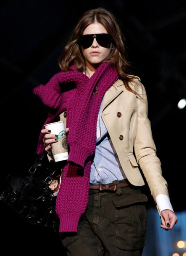 Title: Recycling羊绒衫改围巾: A Creative Way to Repurpose Your Old Cashmere Sweater